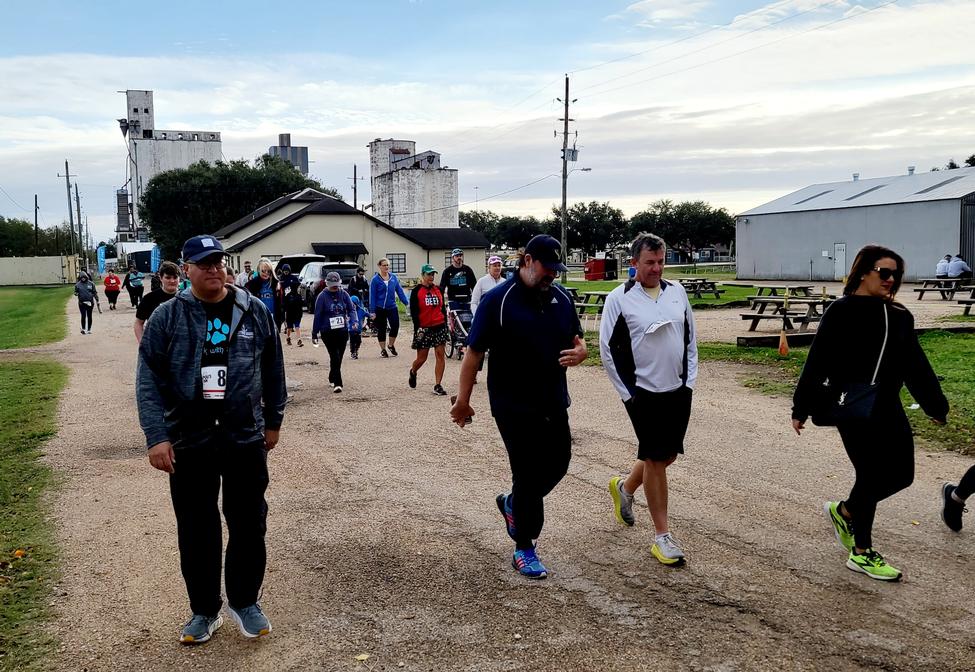 UTHealth休斯顿社区的成员以及来自当地各种跑步俱乐部的参与者参加了这次活动。(摄影:Meredith Raine/UTHealth Houston)
